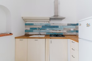 Frigorifero, piano cottura, seggiolone, pentole/stoviglie/utensili