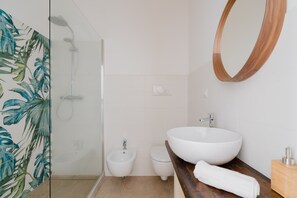 Dusche, Haartrockner, Handtücher