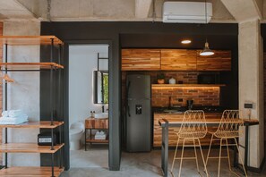 KylskÄp, mikrovÄgsugn, spishÀll och kaffe- och tebryggare