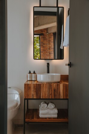 Shower, hair dryer, towels, soap - Industrial Chic Loft in Front of Unicentro Mall (Medellín)