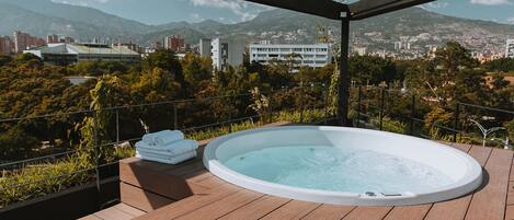 Outdoor spa tub