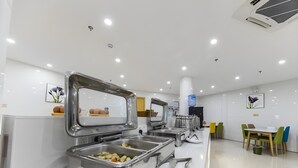 A buffet area with multiple food dispensers, a water dispenser, and a sink. - Greentree Inn Chuzhou Langya Mountain Scenic Area Xijian Road (Chuzhou)