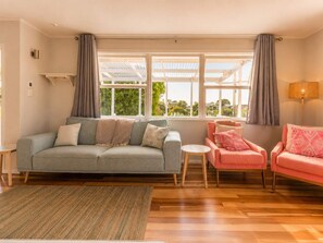 TV, offices - Ti Cottage - Walk to Oneroa Village (Waiheke Island)