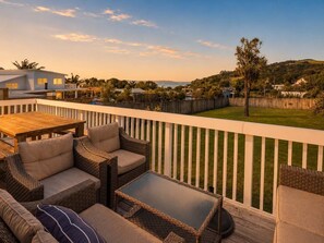 Outdoor dining - Ti Cottage - Walkable Oneroa Family Retreat (Waiheke Island)