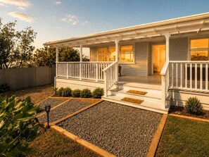 Exterior - Ti Cottage - Walkable Oneroa Family Retreat (Waiheke Island)