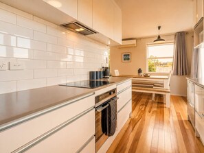 Coffee/tea maker, fridge, microwave, oven - Ti Cottage - Walk to Oneroa Village (Waiheke Island)