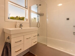 Combined shower/tub, hair dryer, towels, shampoo