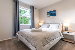 4 bedrooms, iron/ironing board, WiFi, bed sheets