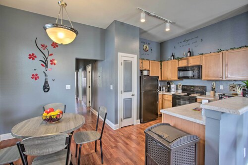 NOLA Home 2 Blocks to Streetcar, Cafes & Bars