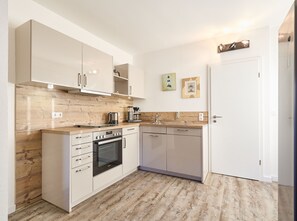 Kühlschrank, Mikrowelle, Ofen, Geschirrspüler