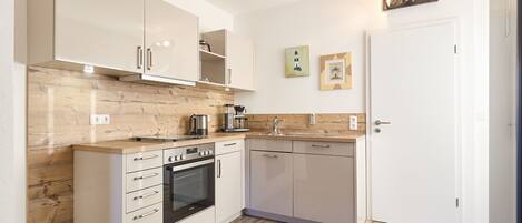 Een koelkast, een microgolfoven, een oven, een vaatwasser