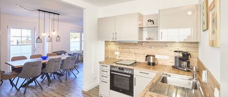 Een koelkast, een microgolfoven, een oven, een vaatwasser