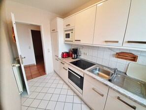Kühlschrank, Mikrowelle, Ofen, Geschirrspüler