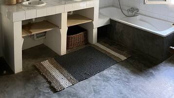 Ensemble douche/baignoire, sèche-cheveux, serviettes fournies