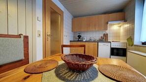 Refrigerador, microondas, lavavajillas, silla alta para bebés