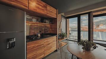 Refrigerador, microondas, parrilla de estufa y cafetera y tetera