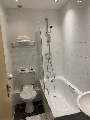 Bañera con ducha, secador de pelo, toallas, jabón