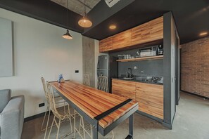Frigorífico, microondas, placa de cocina y cafetera o tetera