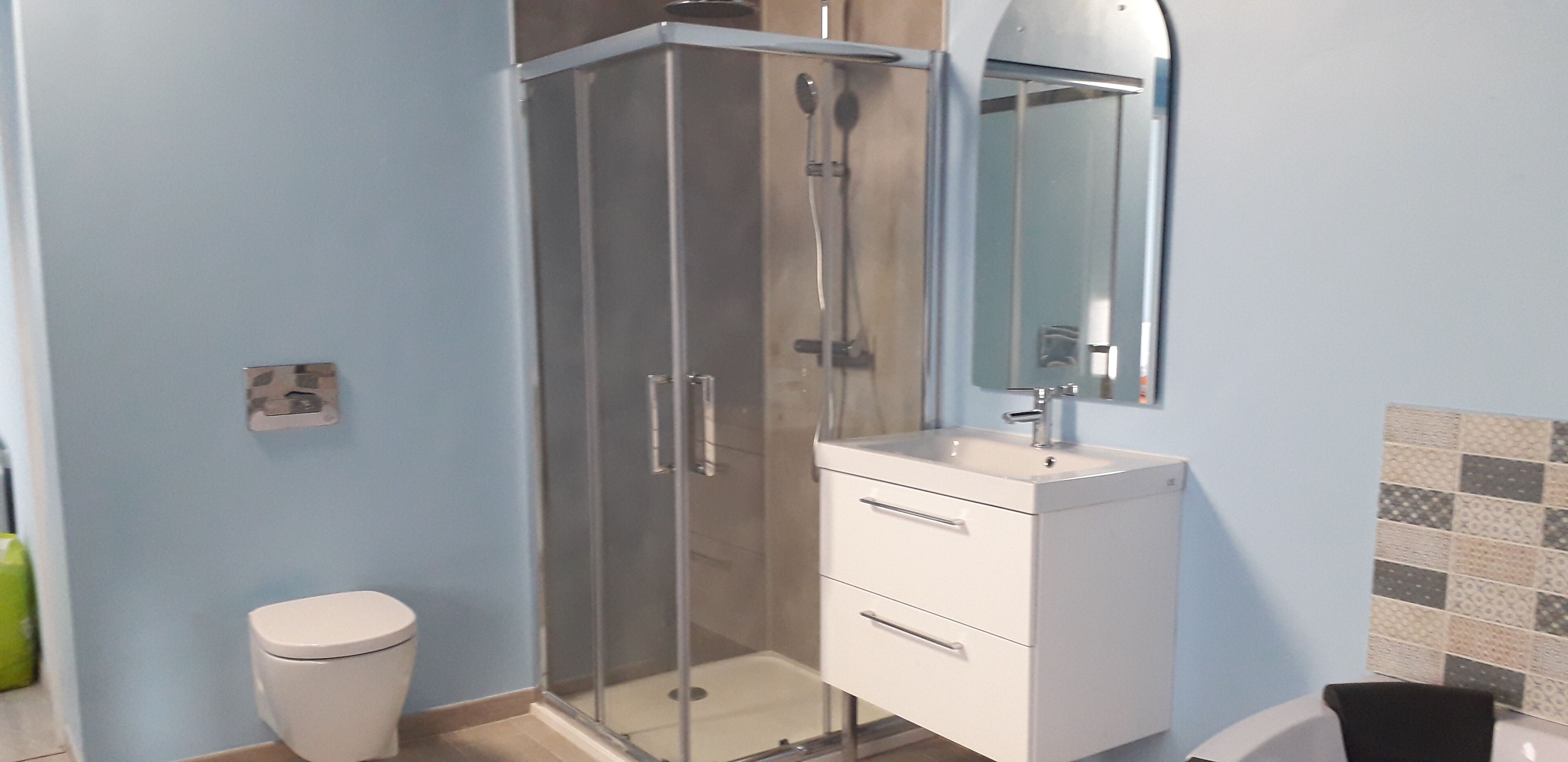 Een douche, een bubbelbad, een haardroger, handdoeken