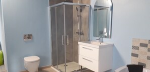 Dusche, Whirlpool, Haartrockner, Handtücher