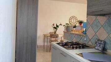 Réfrigérateur, four, plaque de cuisson, cafetière/bouilloire