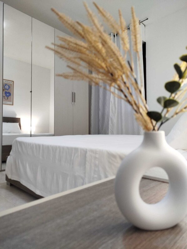 1 bedroom, travel crib, bed sheets - Apartment on the Asinara Gulf sleeps 2 to 4 (Porto Torres)