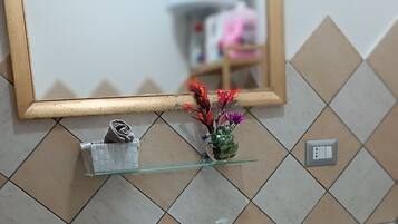 Douche, sèche-cheveux, bidet, serviettes fournies