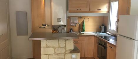 Kühlschrank, Ofen, Herdplatte, Wasserkocher mit Kaffee-/Teezubehör