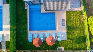 Kauden mukainen ulkouima-allas