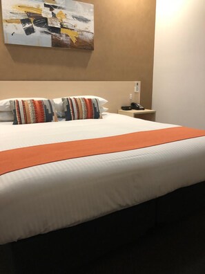 Minibar, desk, free WiFi, bed sheets - Adelaide Airport Motel (Brooklyn Park)