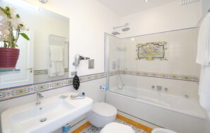 Chambre supérieure double | Salle de bain | Articles de toilette (gratuits), séchoir à cheveux, peignoirs