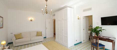 Kahden hengen junior-huone | Minibaari, tallelokero huoneessa, työpöytä