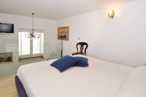 Minibar, in-room safe, desk, laptop workspace - Boutique Gimagi (Amalfi)