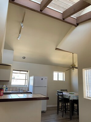 Private kitchen - Relax & Recharge at Shore- mins to 2nd St & Beaches (Long Beach)