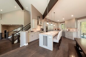 ثلاجة، ميكروويف، فرن، موقد طهي مسطح