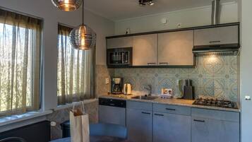 Fridge, microwave, stovetop, dishwasher