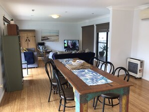 Dining - Sandy Shores - popular location (Vincentia)