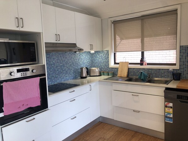 Fridge, microwave, oven, stovetop - Sandy Shores - popular location (Vincentia)