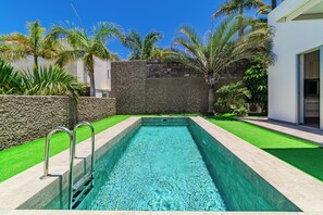 Una piscina cubierta, una piscina al aire libre