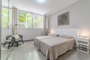 5 chambres, coffre-fort, fer et planche à repasser