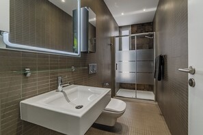 Duschwanne, Haartrockner, Bidet, Handtücher
