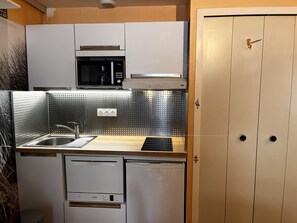Microwave, stovetop, dishwasher, coffee/tea maker