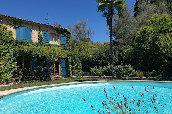 Vue de la maison au bord de la piscine
