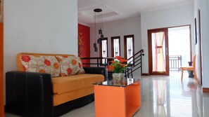 Casa familiar, 4 habitaciones | Área de sala de estar | Televisión LCD y reproductor de DVD 