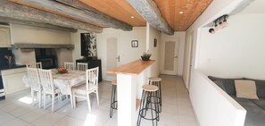Dining - 3-star gîte. Beautiful family home in the Breton countryside (La Croix-Helléan)