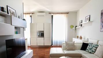 Apartamento | Sala de estar | Televisión de pantalla plana de 24 pulgadas con canales digitales