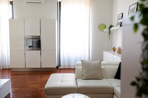 Apartment | Ruang tamu | 24 inci televisyen skrin rata dengan digital, TV 