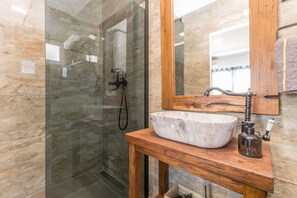 Douche, séchoir à cheveux, serviettes fournies