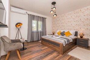 3 bedrooms, iron/ironing board, free WiFi, bed sheets