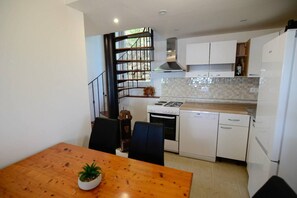 Talo | Yksityinen keittiö | Jääkaappi, uuni, liesi, astianpesukone